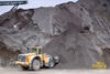 Nakladač Volvo L150E nabírá štěrk