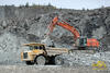 Pásové rypadlo Hitachi Zaxis 520LCH nakládá pevný dempr Euclid EH 650