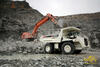 Pásové rypadlo Hitachi Zaxis 520LCH nakládá pevný dempr Terex TR 45