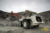 Pevný dempr Terex TR 45 nakládán rypadlem Hitachi Zaxis 520LCH