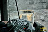 Pohled z kabiny dempru Terex TR45 na Euclid EH 650