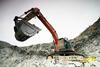 Strojník zdraví z pásového rypadla Hitachi Zaxis 520LCH