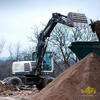 Kolové rypadlo Terex TW110 nakládá hrubotřídič Powerscreen Warrior 800