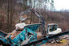 Kolové rypadlo Terex TW110 nakládá hrubotřídič Powerscreen Warrior 800
