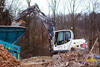 Kolové rypadlo Terex TW110 nakládá hrubotřídič Powerscreen Warrior 800