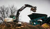 Kolové rypadlo Terex TW110 nakládá hrubotřídič Powerscreen Warrior 800