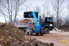 Teleskopický manipulátor Genie GTH-3007 nakládá Iveco EuroTrakker 180E25