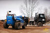Teleskopický manipulátor Genie GTH-3007 se blíží ke sklápěči Iveco EuroTrakker 180E25