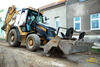 Rypadlonakladač Caterpillar 442D firmy Zempram I & J čistí komunikaci