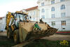Rypadlonakladač Caterpillar 442D firmy Zempram I & J převáží hutnicí pěch Wacker BS60-2