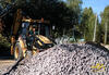 Rypadlonakladač Caterpillar 428C 4x4 Ride Control nabírá štěrk