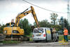 Servisní vozidlo VW Transporter TDI vedle porouchaného pásového rypadla Caterpillar 314C CR