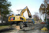 Kolové rypadlo Caterpillar M322D firmy Pragis nakládá na Tatru T-148 firmy Josef Hora