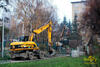 Kolové rypadlo JCB JS175W firmy Pragis, v pozadí Caterpillar M318D