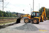 Rypadlonakladač JCB sype materiál