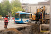 Kolové rypadlo Caterpillar M318F v souboji s tramvají