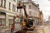 Pásové rypadlo Caterpillar 312C manipuluje s pažicím boxem