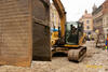 Pásové rypadlo Caterpillar 312C přemisťuje box k výkopu