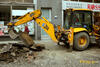 Rypadlonakladač JCB 3CX Sitemaster firmy Chobot Dan trhá asfalty