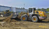Kolový nakladač Liebherr 550 2plus2 firmy Silnice Klatovy hrne materiál
