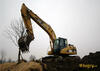 Pásové rypadlo Caterpillar 320C L na poli u Ondratic