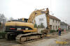 Pásové rypadlo Caterpillar 320C L nabírá materiál