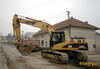 Pásové rypadlo Caterpillar 320C L se otáčí přes silnici