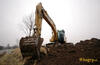 Pásové rypadlo Caterpillar 320C L upravuje terén