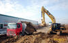 Sklápěč Mercedes Actros 4144 firmy Inos Richter a pásové rypadlo Caterpillar 329D LN