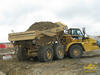 Kloubový dempr Caterpillar 735 při nájezdu