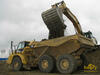 Pásové rypadlo Caterpillar 345C a kloubový dempr Caterpillar 735 