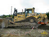 Pásový dozer Caterpillar D8T - boční pohled. V přední části GPS s nivelací
