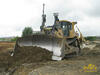 Pásový dozer Caterpillar D8T při přesném rovnání terénu pomocí GPS s navigací