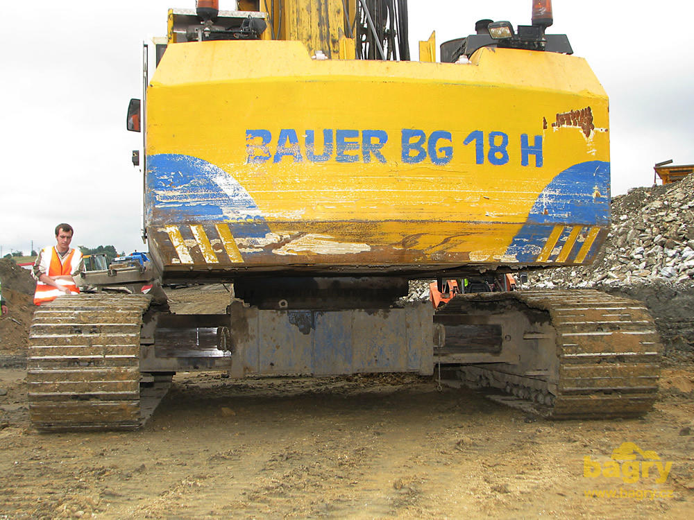 Vrtná souprava Bauer BG 18 H (šířku podvozku je možné přizpůsobit dle situace a potřeby (3,0 - 4,2 m)
