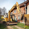 Pásové rypadlo Caterpillar 312 firmy Insta s ofsetovým výložníkem přijelo pro pažicí box