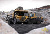 Kolový nakladač Komatsu WA600-3 nakládá dempr Komatsu HD605-5