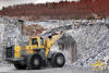 Kolový nakladač Komatsu WA700-3 s ochrannými řetězy Pewag Square Duplex Plus 18