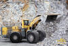 Kolový nakladač Komatsu WA700-3 s ochrannými řetězy Pewag Square Duplex Plus 18