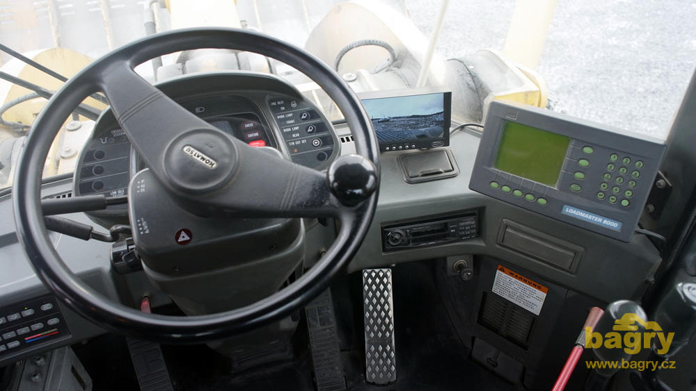 Monitor zadní kamery a ovládací jednotka vážního systému RDS Loadmaster 8000 v nakladači Komatsu WA700-3