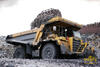 Pevný dempr Komatsu HD605-5 plněný nakladačem Komatsu WA600-3