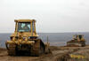 Dozer Caterpillar D6N XL firmy Sedos stavby jede naproti dozeru Caterpillar D8R II