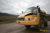 Kloubový dempr Caterpillar společnosti Sedos stavby