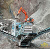 Třídič Powerscreen, za ním drtič Terex Pegson a rypadlo Doosan Daewoo