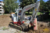 Pásový bagr Takeuchi TB 235 a využití powertiltu