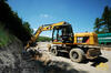 Kolové rypadlo Caterpillar M316D firmy Porr s kladivem
