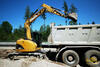 Pásové midirypadlo Caterpillar 308C CR firmy Holík trans nakládá na auto
