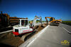Pásové midirypadlo Takeuchi TB 175 firmy Terrabau spolupracuje s kolovým rypadlem Caterpillar M316C s kladivem