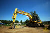 Pásové rypadlo Komatsu PC210LC-8 čistí pásy