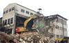 Pásové rypadlo Caterpillar 329E LN firmy Biggest při likvidaci budovy