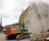 Pásové rypadlo Caterpillar 329E LN společnosti Biggest osazené demoličními nůžkami Atlas Copco CC2500 U